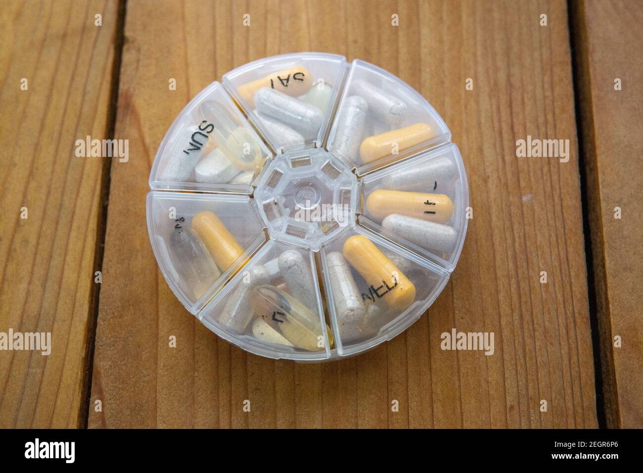 Pille Veranstalter voll von Ergänzungen Stockfoto