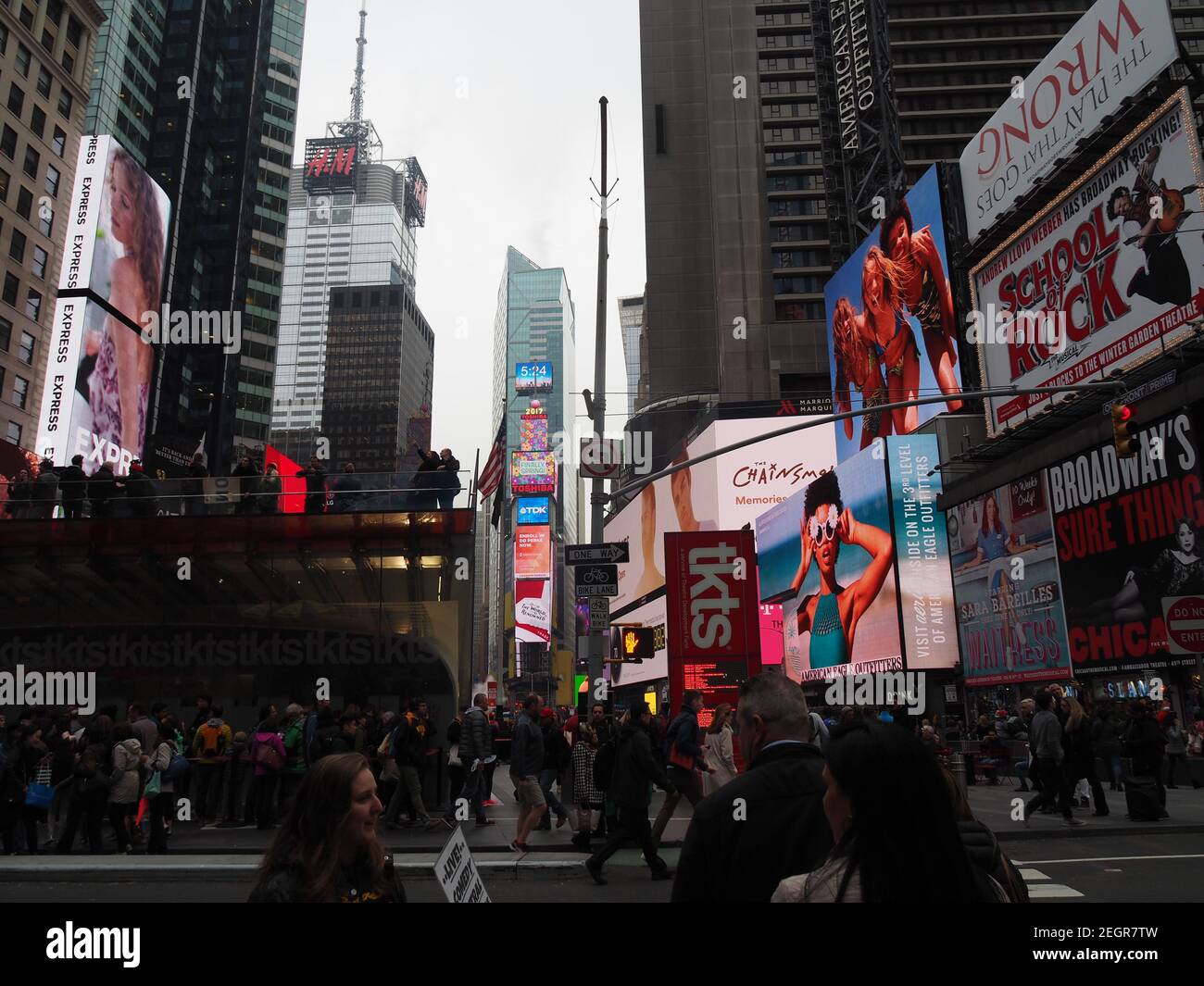 Manhattan, New York - 21. April 2017 - Times Square digitale Anzeigen von der broadway Avenue gesehen, gehen die Menschen auf überfüllten Straße Stockfoto