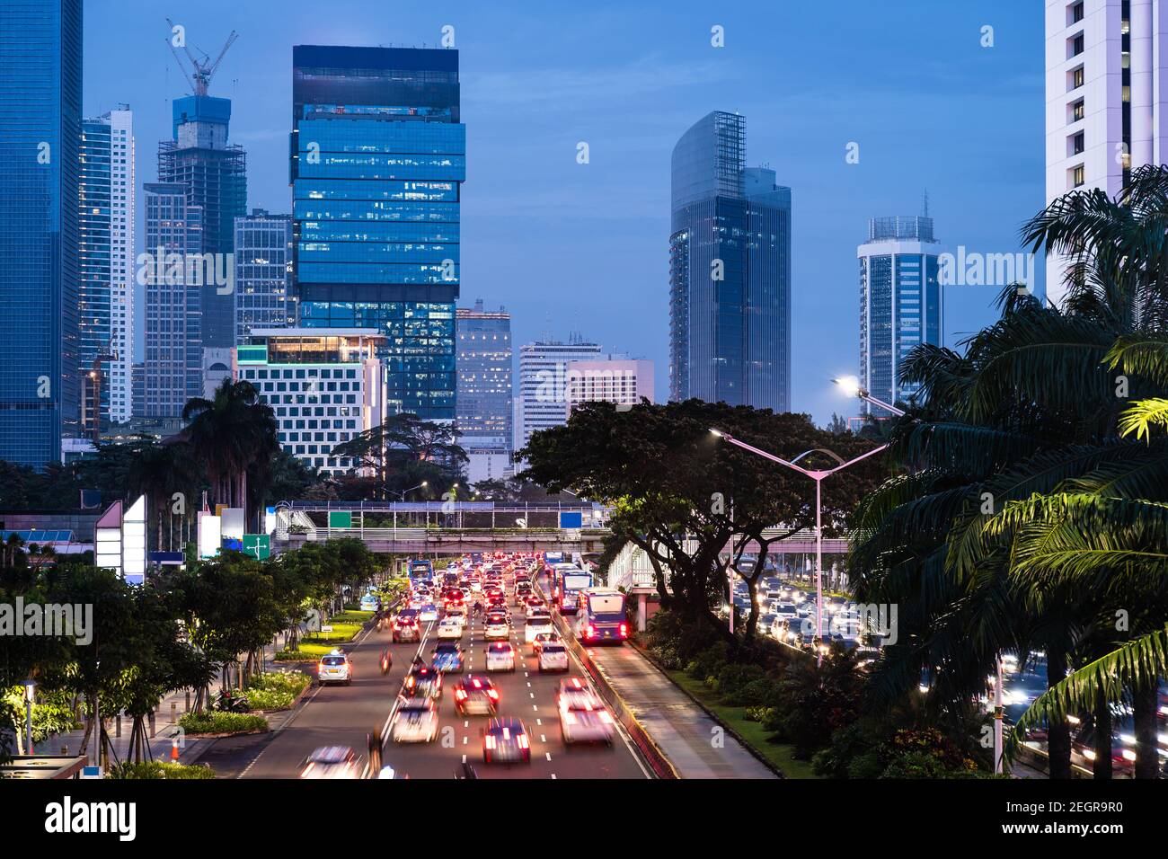 Jakarta, Indonesien - Februar 16 2021: Der von unscharfen Bewegungen eingefangene Verkehr rast entlang der berühmten Sudirman Avenue im Herzen von Jakarta Business d Stockfoto