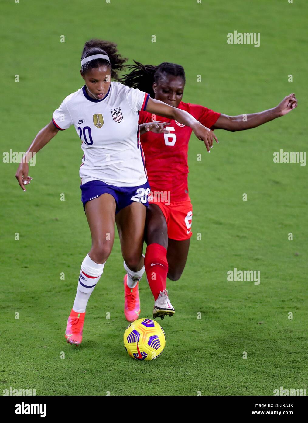 18. Februar 2021: Die US-Verteidigerin MARGARET PURCE (20) tritt beim SheBelieves Cup United States vs Canada Spiel im Exploria Stadium in Orlando, FL am 18. Februar 2021 gegen die Kanadavorkandin DEANNE ROSE (6) an. Quelle: Cory Knowlton/ZUMA Wire/Alamy Live News Stockfoto