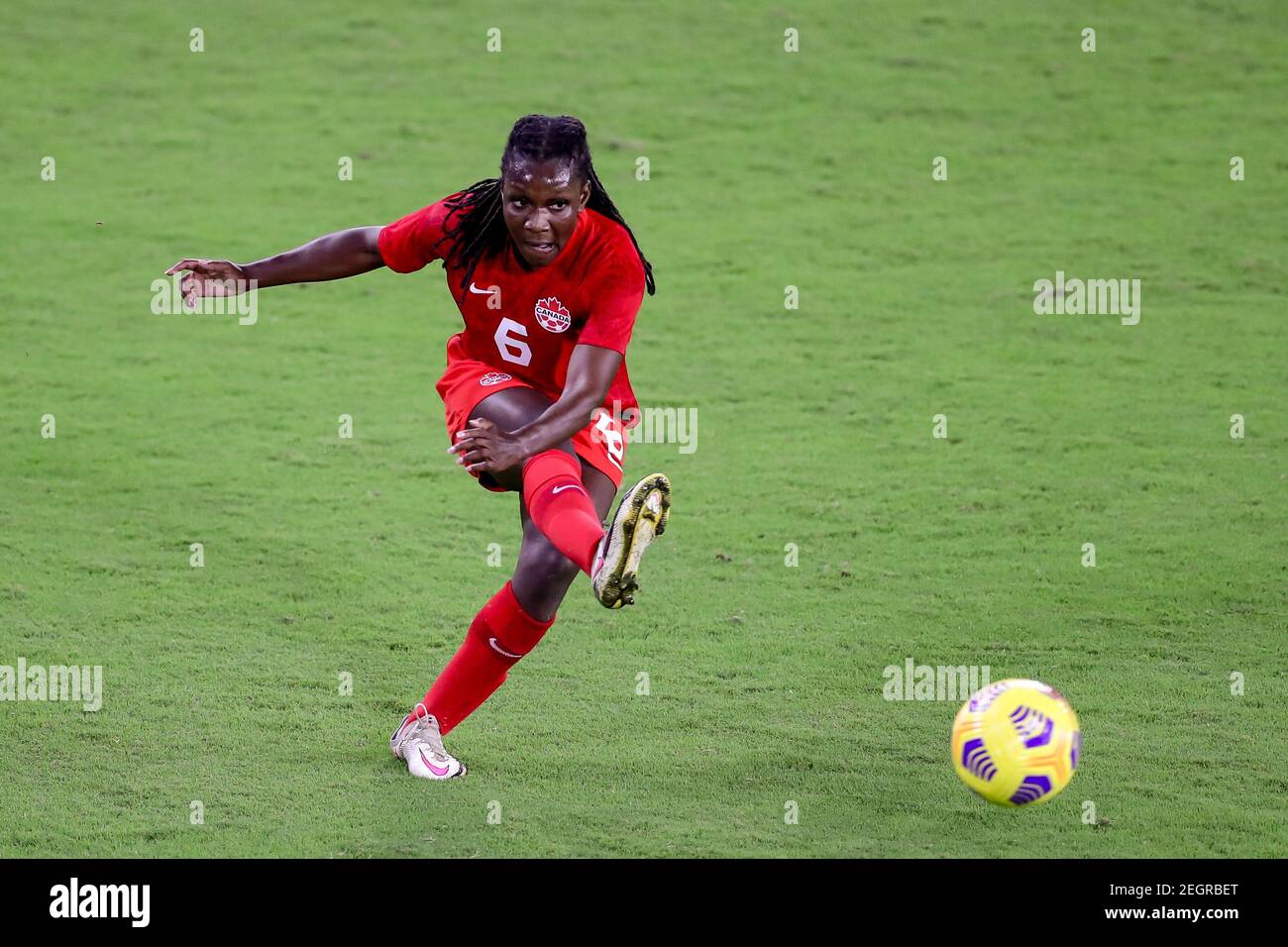 18. Februar 2021: Canada Forward DEANNE ROSE (6) macht einen Pass während des SheBelieves Cup United States vs Canada Spiel im Exploria Stadium in Orlando, FL am 18. Februar 2021. Quelle: Cory Knowlton/ZUMA Wire/Alamy Live News Stockfoto