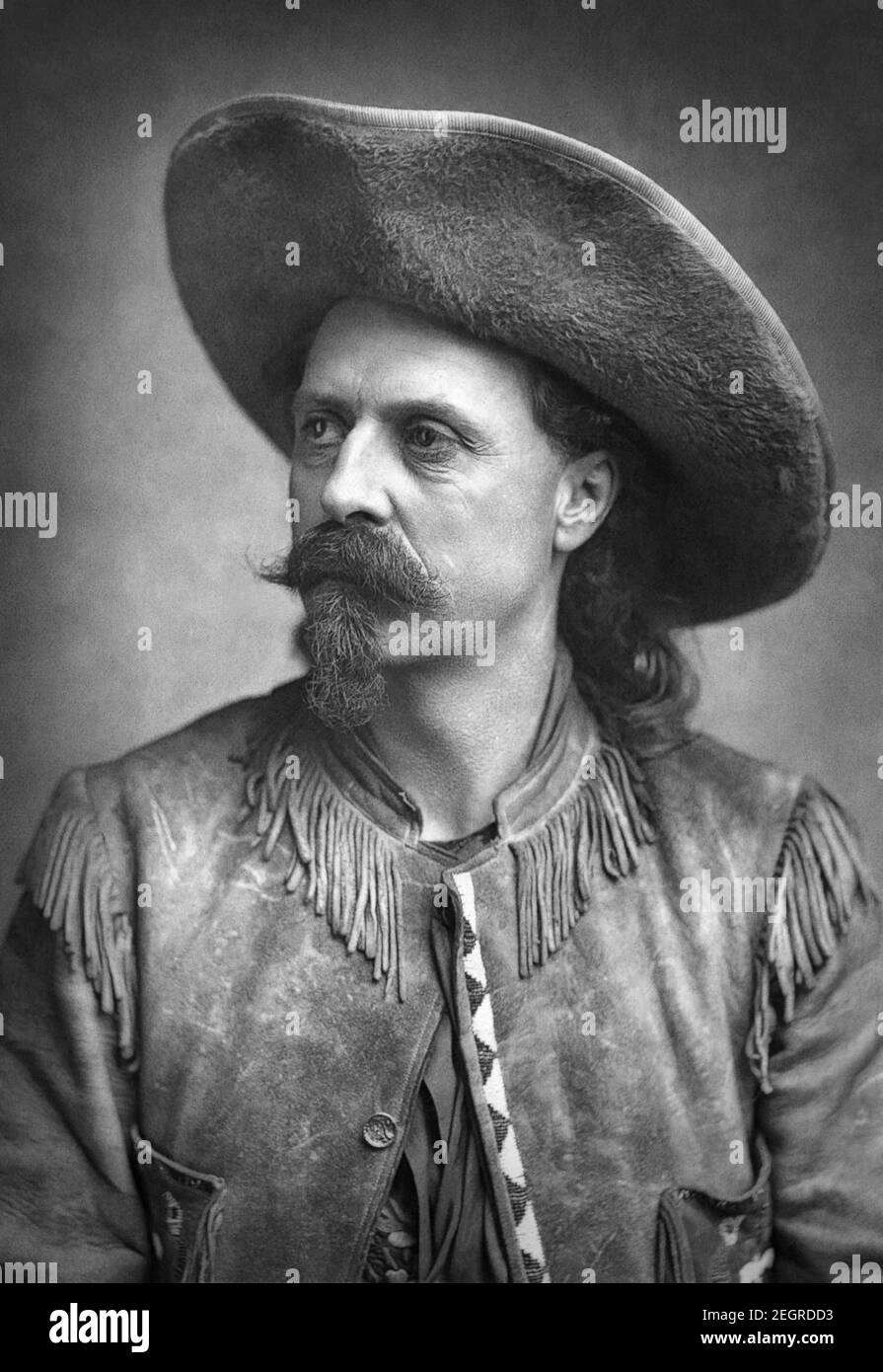 William Frederick 'Buffalo Bill' Cody (1846–1917), amerikanischer Soldat, Bisonjäger und Showman, am besten bekannt für Buffalo Bills Wild West-Show, in einem Fotoportrait von 1887. Stockfoto
