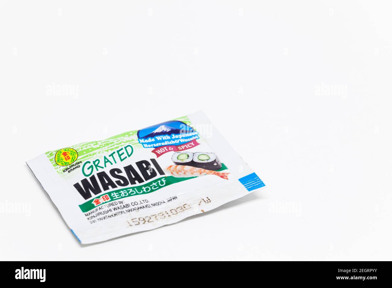 Umea, Norrland Schweden - 3. Februar 2021: Ein Paket mit starken Wasabi auf weißem Hintergrund Stockfoto
