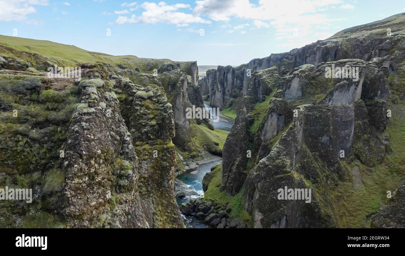 Fjadrargljufur Canyon und der seichte Bach, der entlang der Unterseite des Canyons, Südisland fließt Stockfoto