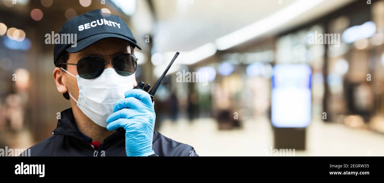 Sicherheitsbeamter In Gesichtsmaske In Geschäften Oder Geschäften Stockfoto