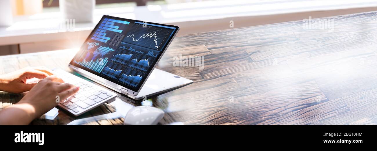 Finanzanalyst Weiblich Mit Dashboard-Datengrafiken Stockfoto