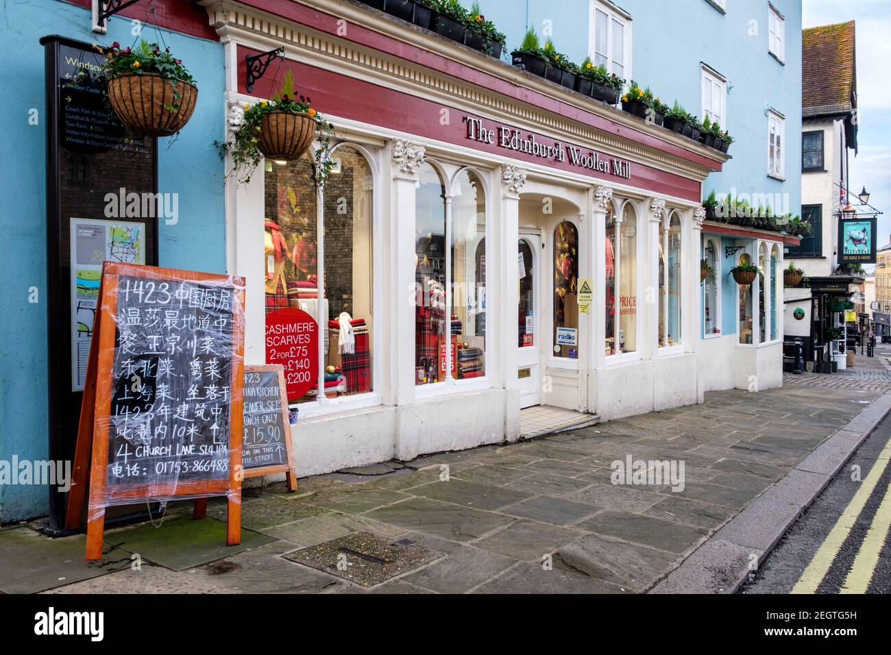 Die Edinburgh Woolen Mill Shop mit Schild außen in chinesischen Schriftzeichen geschrieben. Windsor, Berkshire, England, GB, Großbritannien Stockfoto