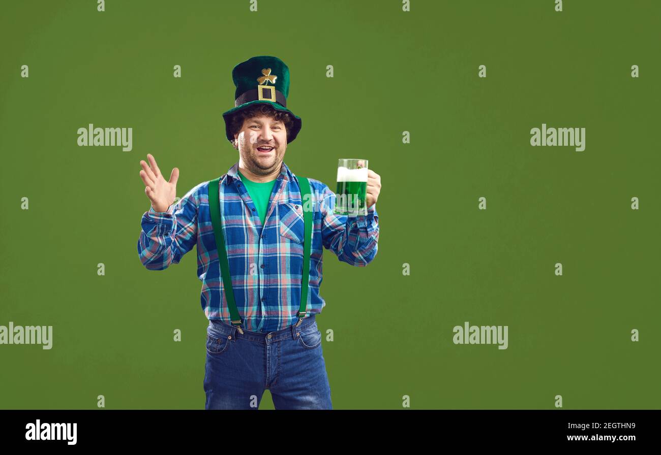 Fröhlicher Mann, der den St. Patrick's Day feiert und Bier trinkt Auf grünem Hintergrund Stockfoto