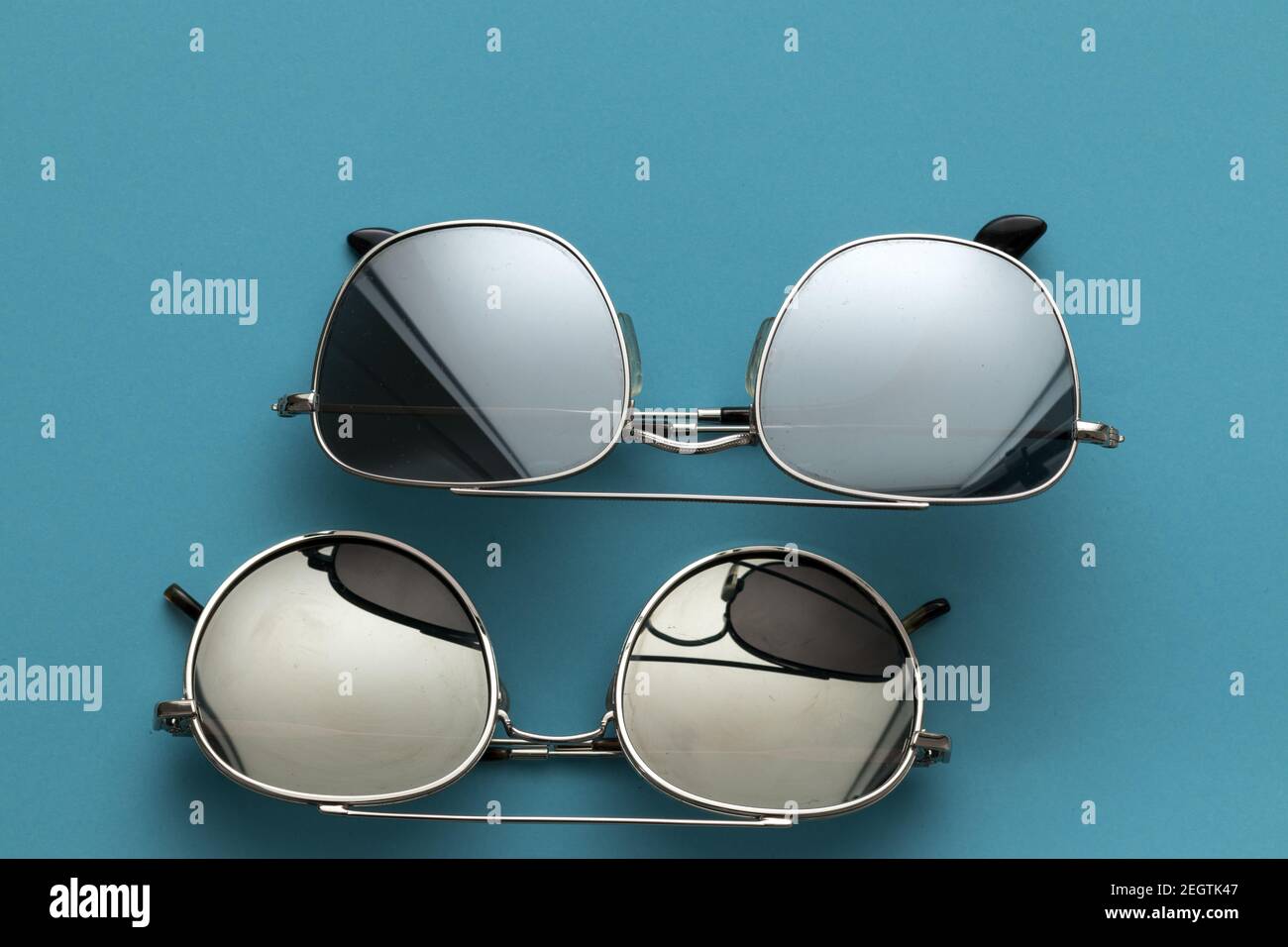 Zwei modische Sonnenbrillen auf blauem Hintergrund Stockfoto