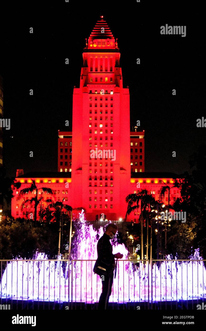 Los Angeles, Kalifornien, USA. Februar 2021, 18th. Los Angeles City Hall ist in roter Farbe beleuchtet, um NASA Rover Ausdauer zu feiern, gebaut am Jet Propulsion Laboratory in Pasadena, erfolgreich Landung auf der Oberfläche des Mars Donnerstag, 18. Februar 2021 in Los Angeles. Kredit: Ringo Chiu/ZUMA Wire/Alamy Live Nachrichten Stockfoto