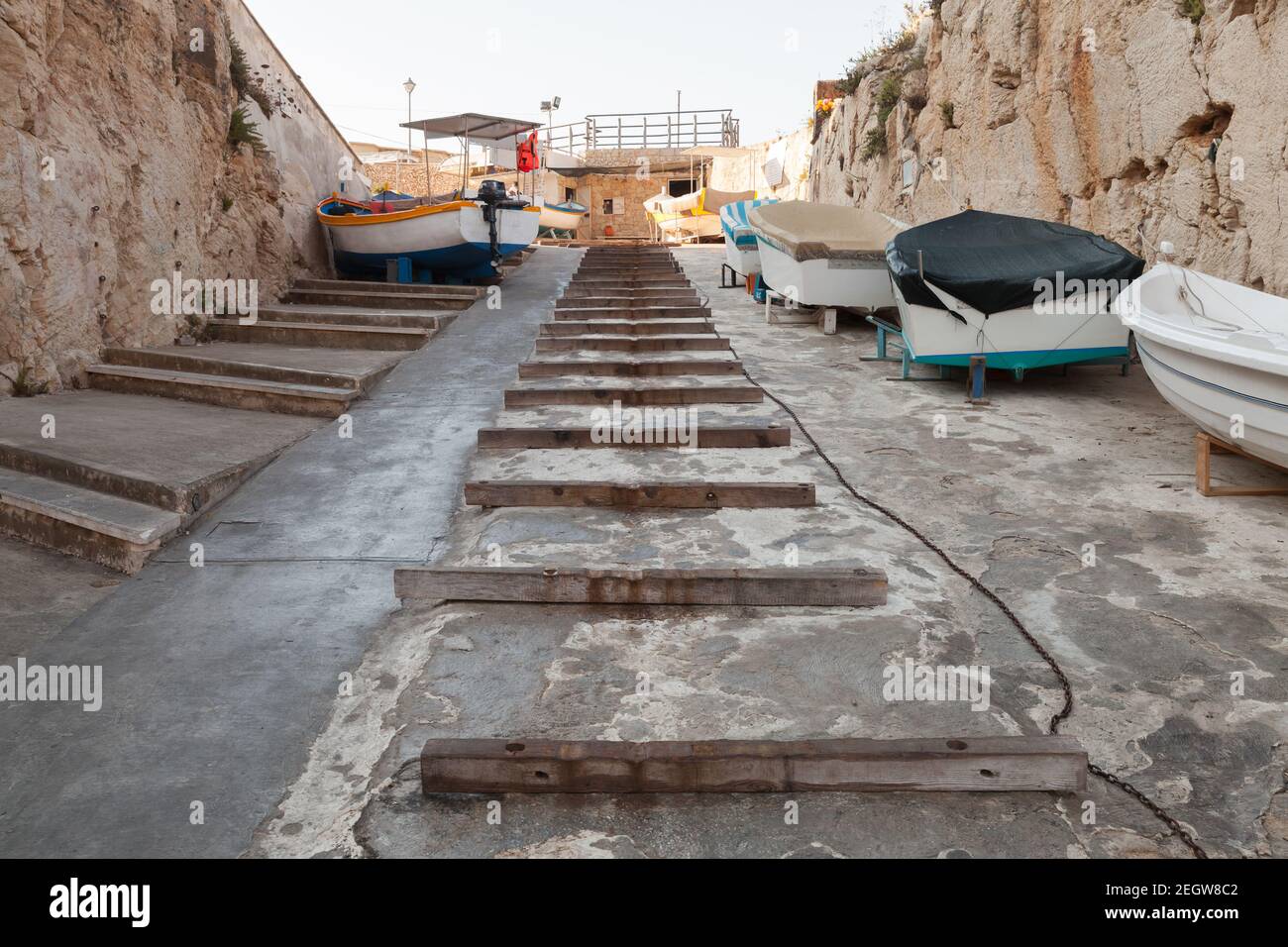 Blick auf die Straße mit dem Weg zur Blue Grotto Trips Departure Wharf. Malta Stockfoto