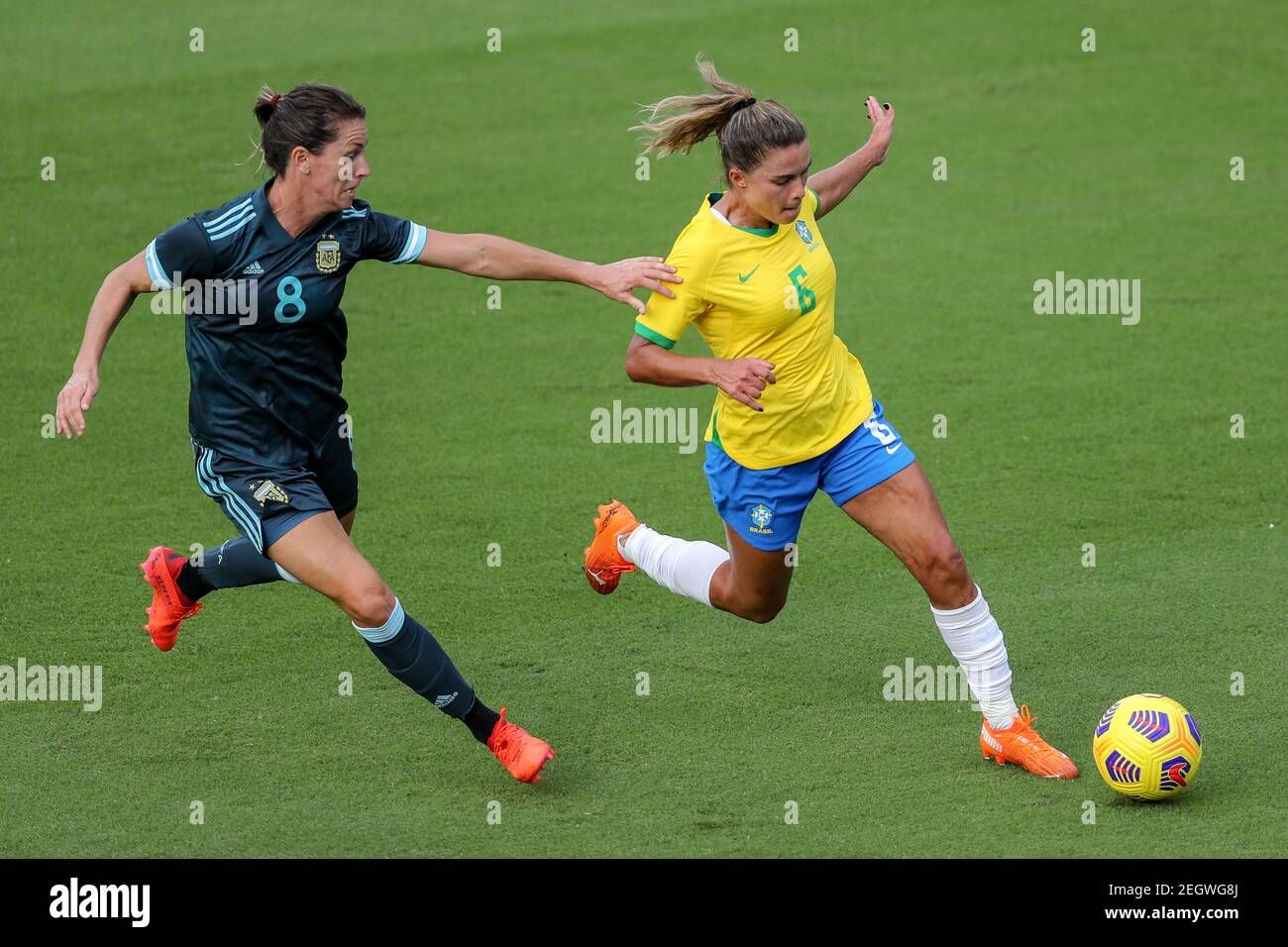 18. Februar 2021: Orlando, Florida, USA: Brasiliens Verteidiger TAMIRES (6) tritt beim SheBelieves Cup Brasilien gegen Argentinien im Exploria Stadium gegen den argentinischen Mittelfeldspieler CLARISA HUBER (8) an. (Bild: © Cory Knowlton/ZUMA Wire) Stockfoto