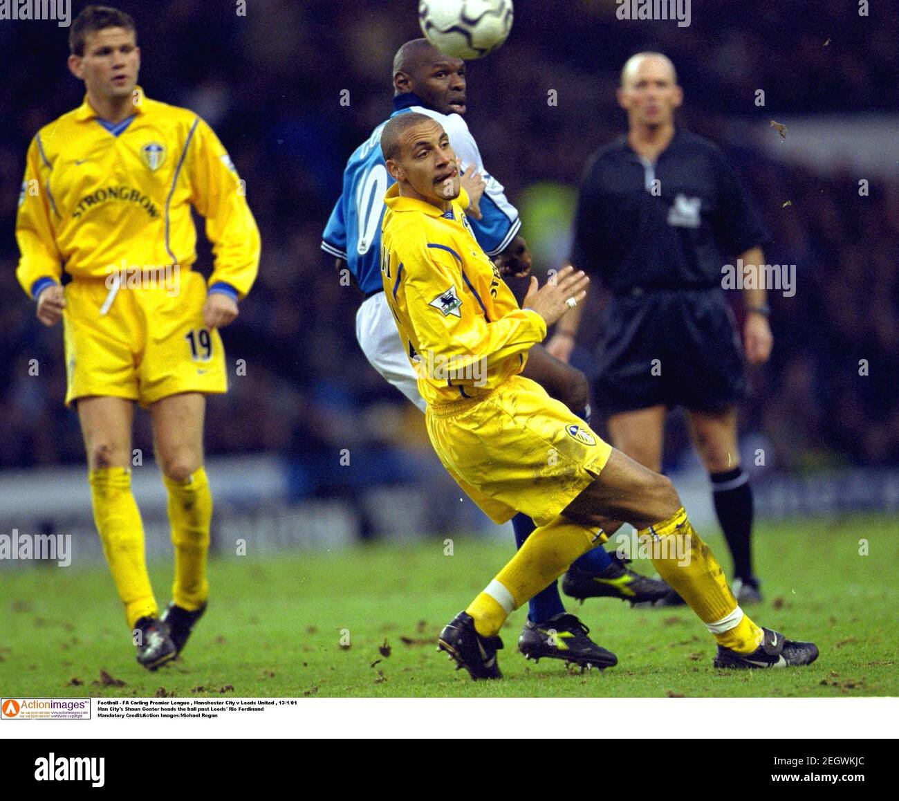 Fussball Fa Carling Premier League Manchester City V Leeds United 13 1 01 Man City Shaun Goater Kopfe Den Ball Vorbei Leeds Rio Ferdinand Mandatory Credit Action Images Michael Regan Stockfotografie Alamy