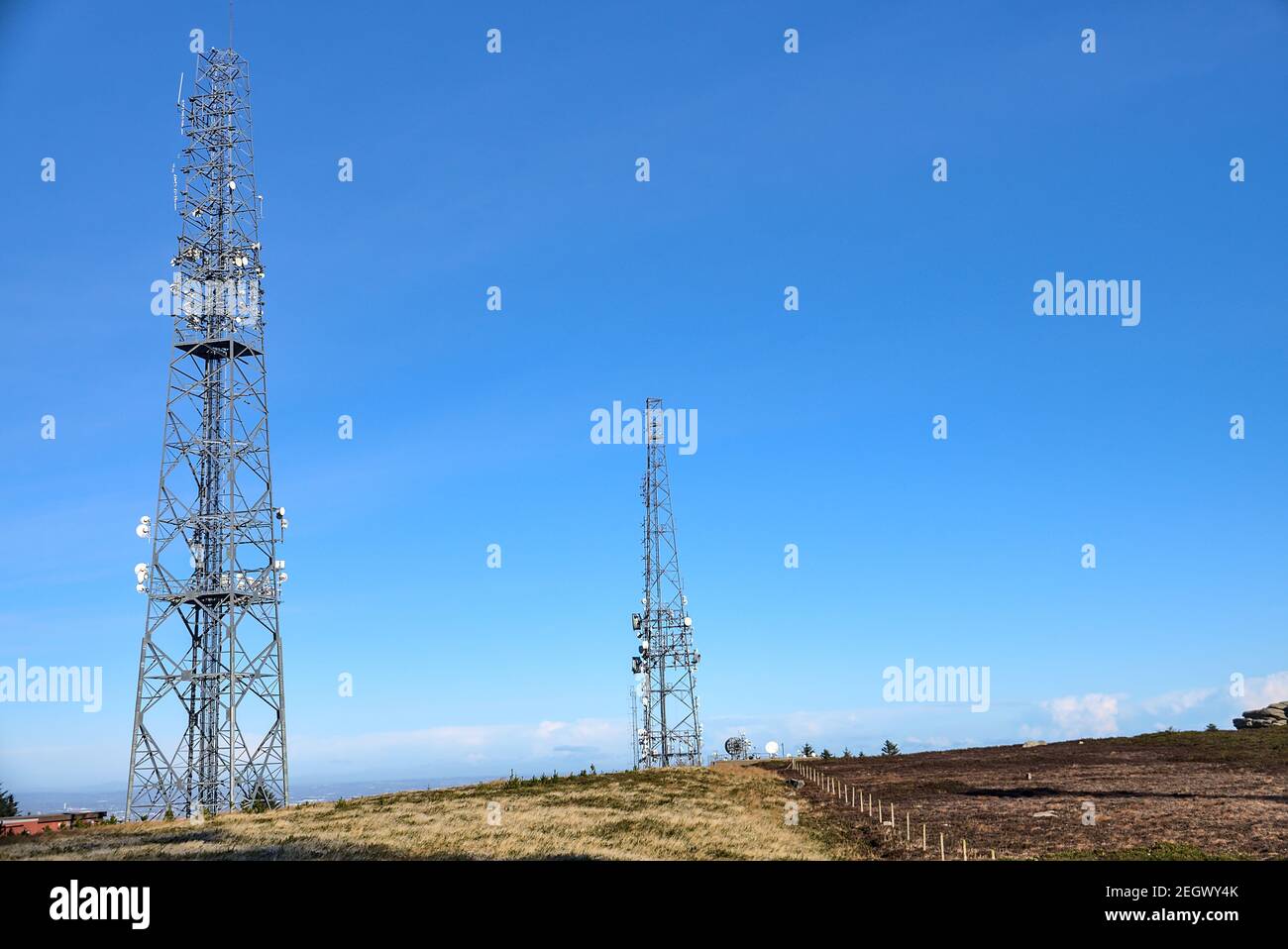 Schöne Ansicht der Antennen von Three Rock TV Sender aus Fairy Castle (Two Rock Mountain), Dublin Mountains, Irland. Zwei Mobilfunktürme Stockfoto