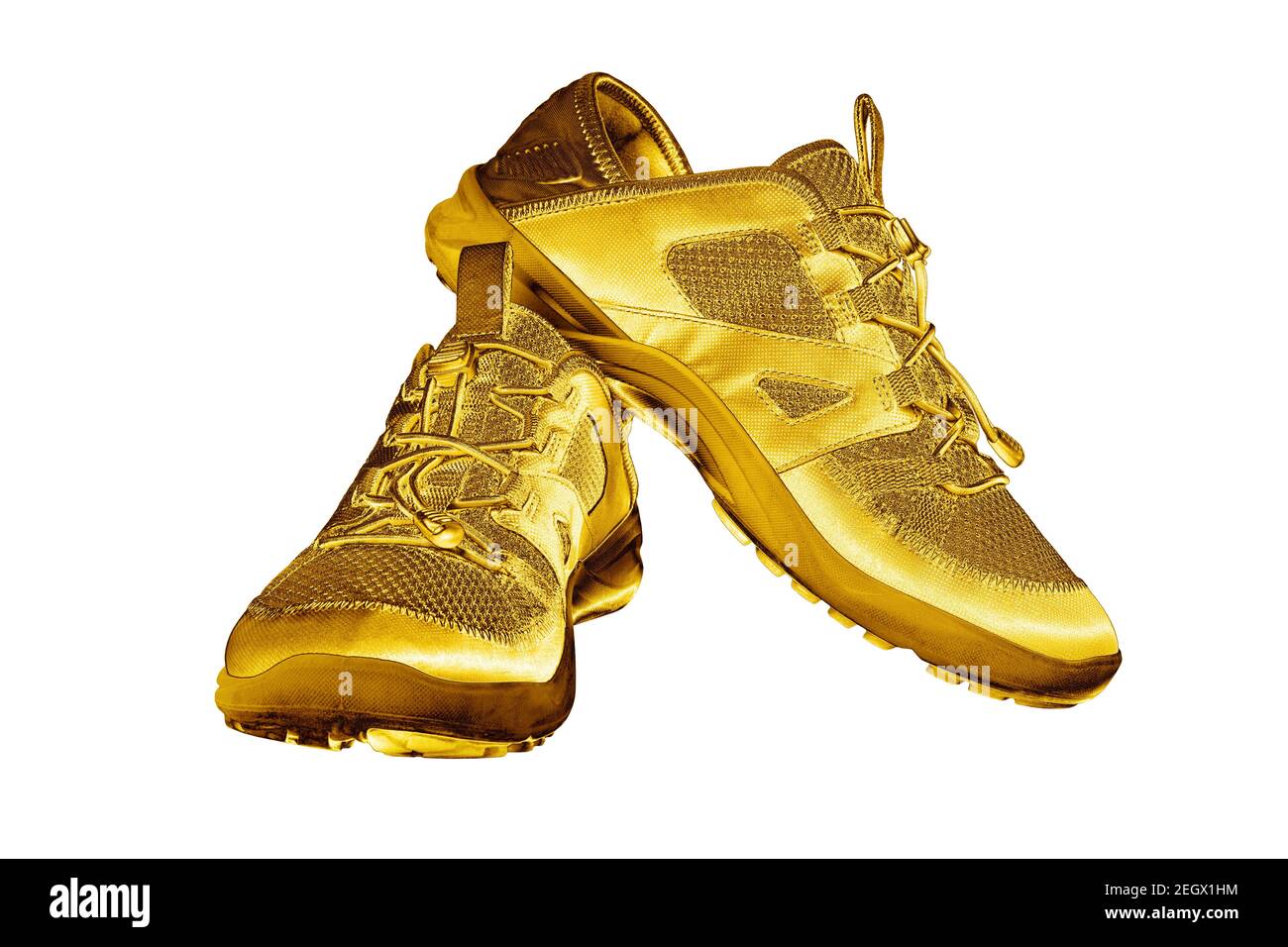 Goldene Turnschuhe weiß Hintergrund isoliert Nahaufnahme, Gold Metall  Sportschuhe, Luxus Laufen Gummischuhe, Mode gelb metallic Fitness-Stiefel,  Schuhe Stockfotografie - Alamy