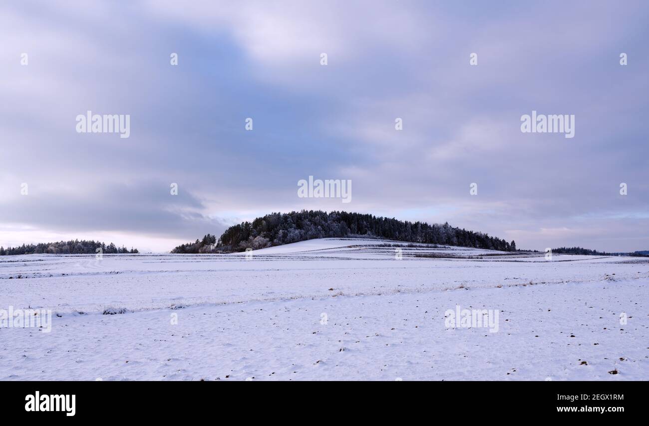Landschaftlich schöner Blick auf eine Winterlandschaft Stockfoto