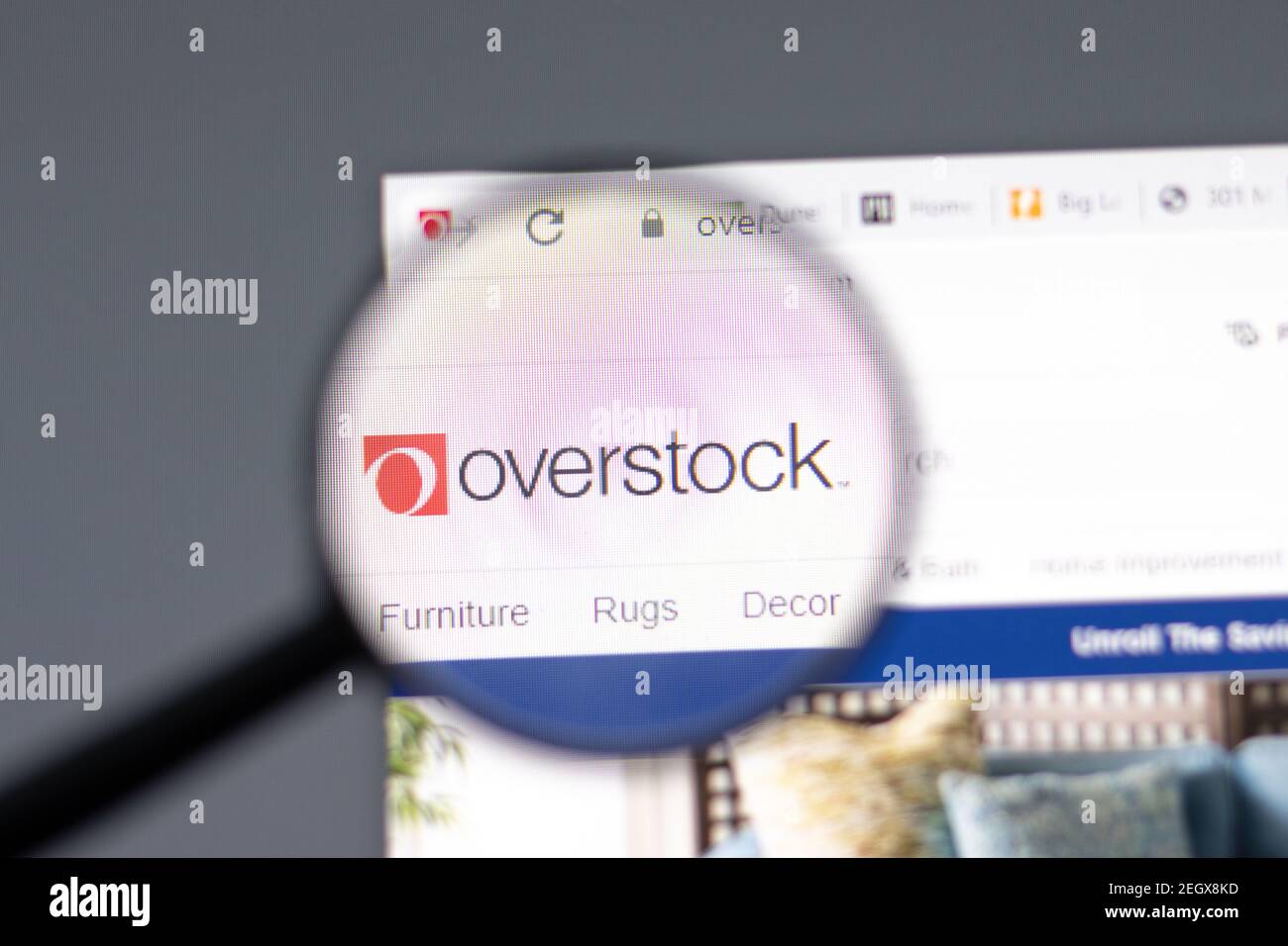 New York, USA - 15. Februar 2021: Overstock.com überlagernde Website im Browser mit Firmenlogo, illustrative Editorial Stockfoto