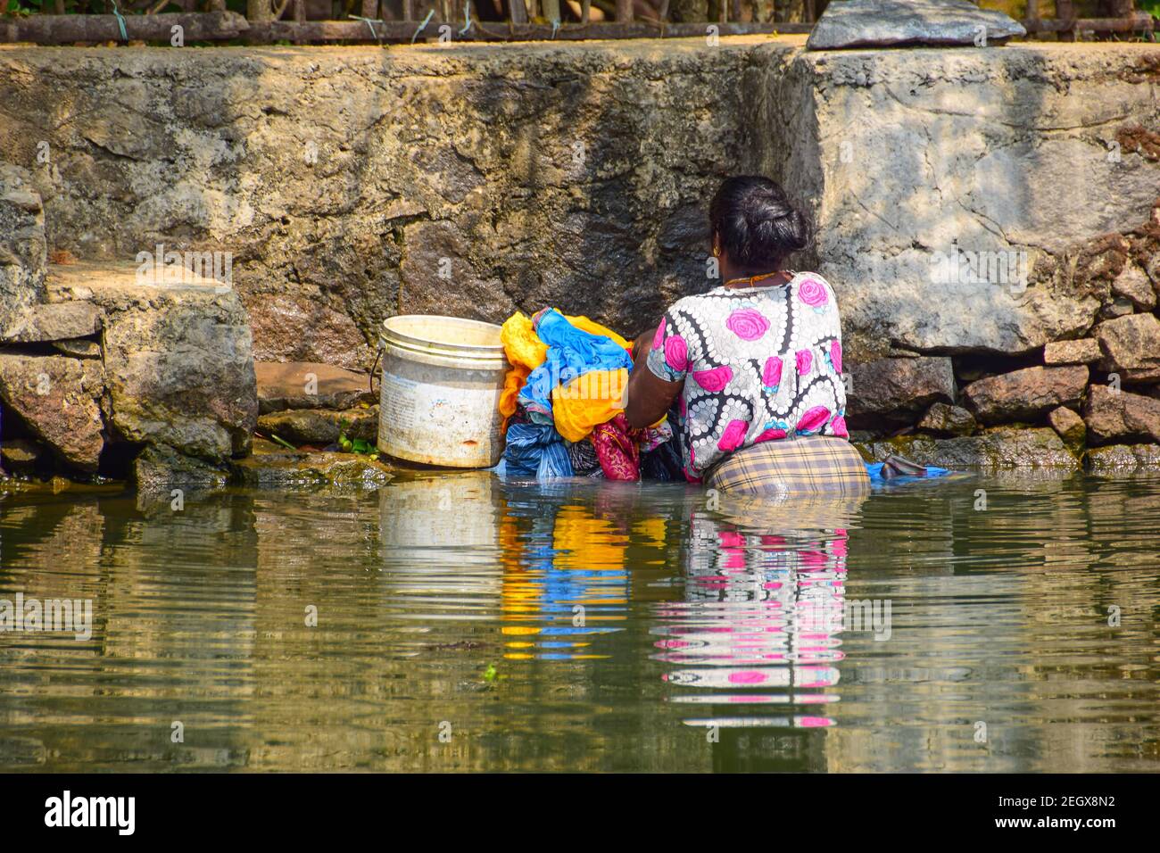 Washday, Kerala Backwaters, Kerala, Indien Stockfoto