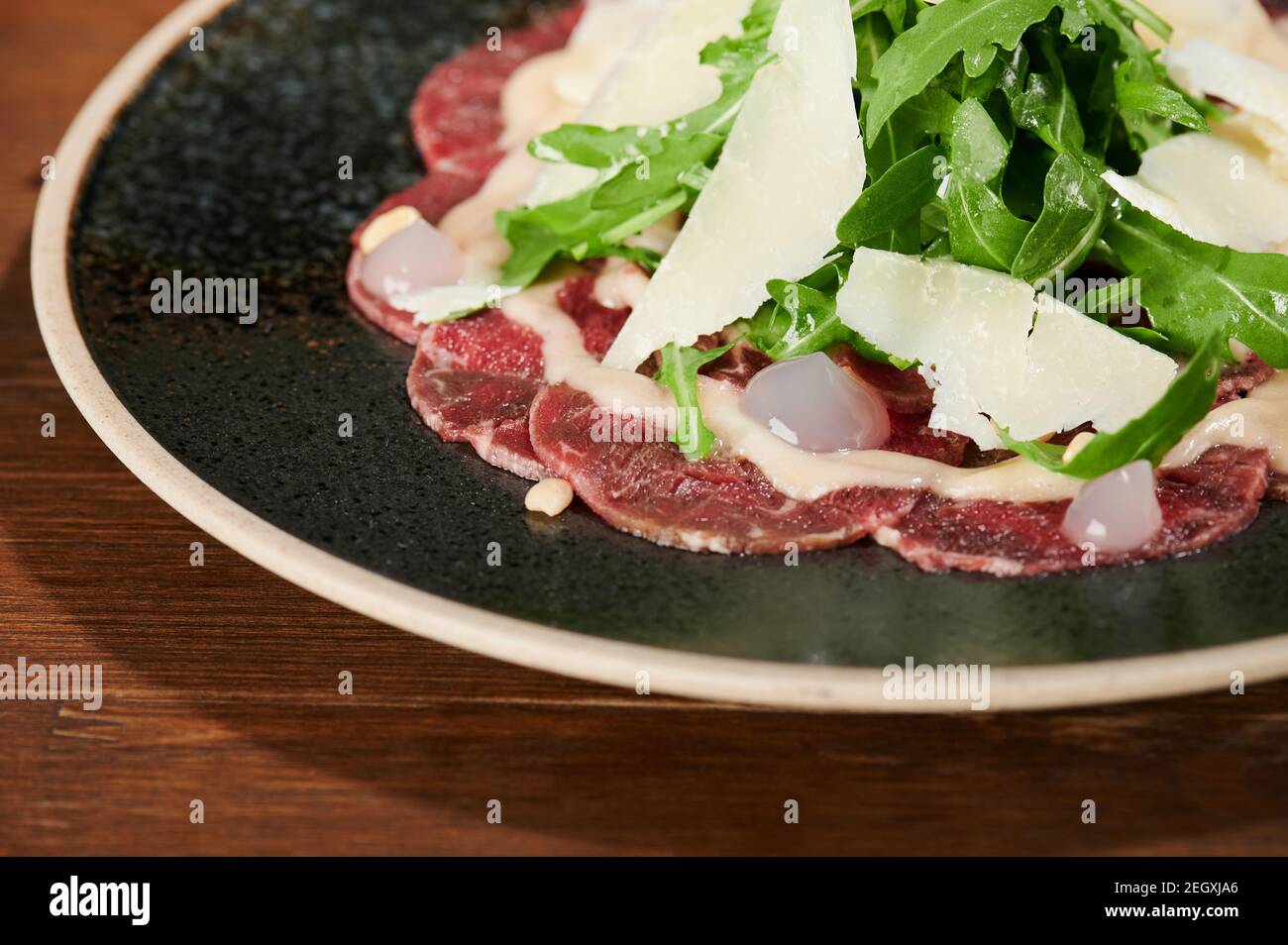 In Scheiben geschnitten Vorspeise Teller mit Fleisch und Käse und Gemüse Makro Anzeigen Stockfoto