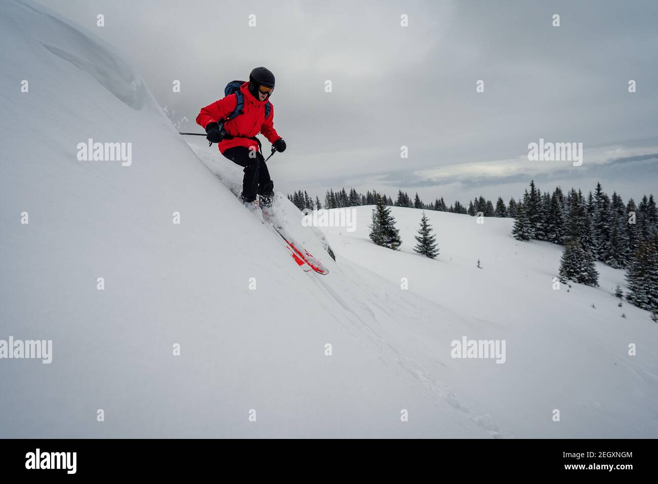 Freeride Skifahren durch den frischen Pulverschnee Stockfoto