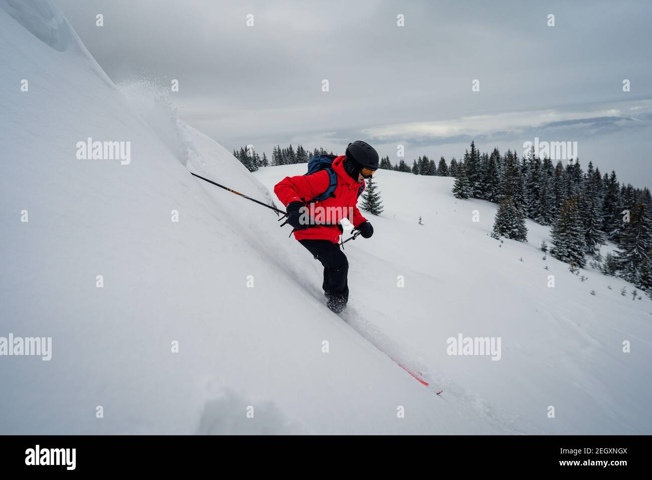 Freeride Skifahren durch den frischen Pulverschnee Stockfoto