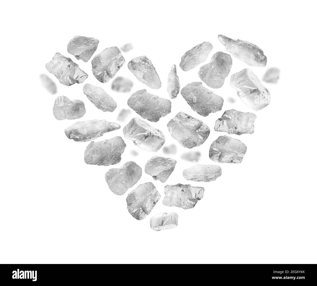 Steinsalz aus nächster Nähe in Form eines Herzens Auf weißem Hintergrund Stockfoto