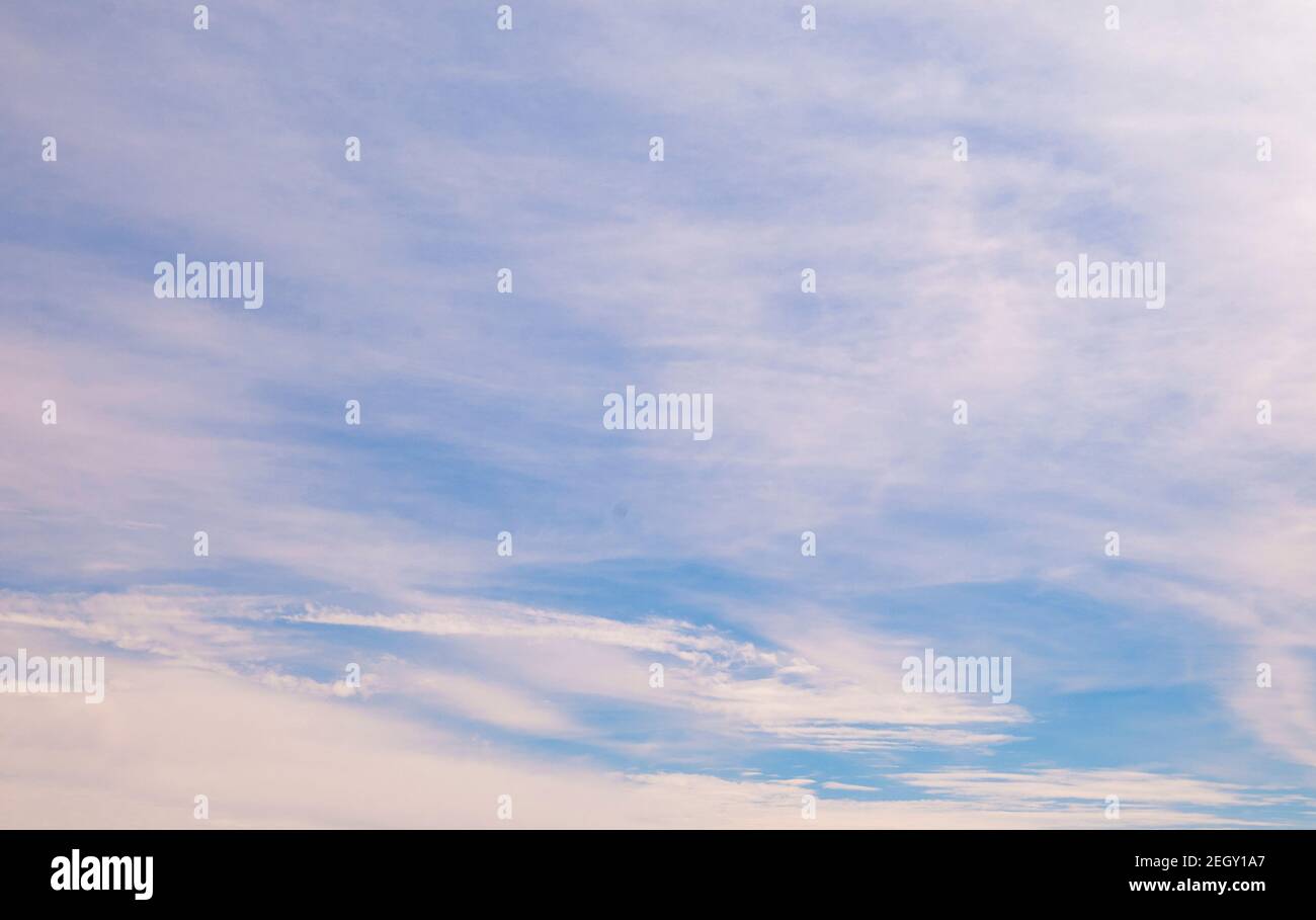 Blauer Wüstenhimmel Hintergrund mit hellen, weißen, Federwolken fotografiert in der Negev-Wüste, Israel im Februar Stockfoto