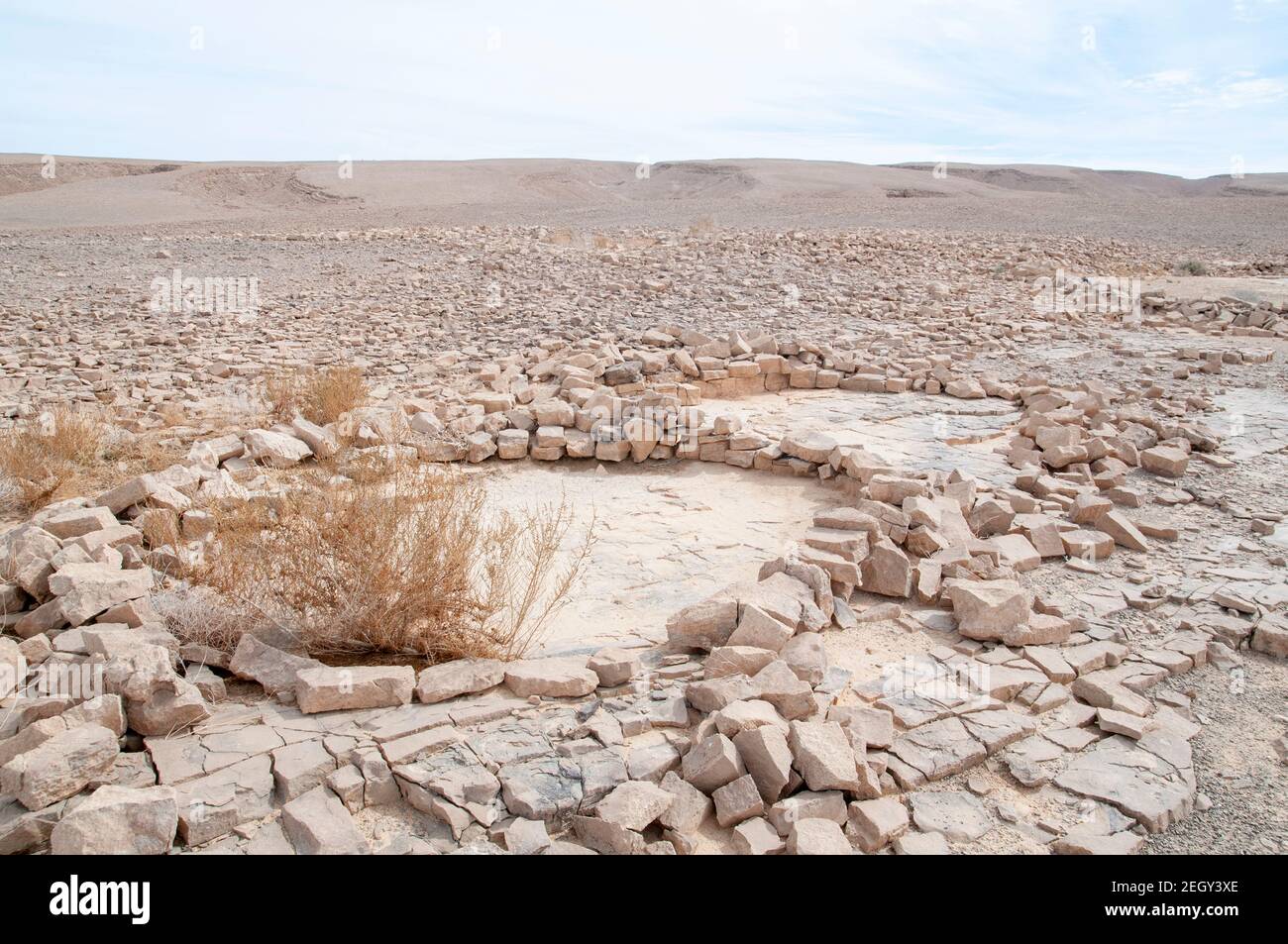 Prähistorische Getreidespeicher und Dreschwerk in der Uvda-Tal Wüstenregion, Negev, Israel. Diese Standorte wurden auf das Br Stockfoto