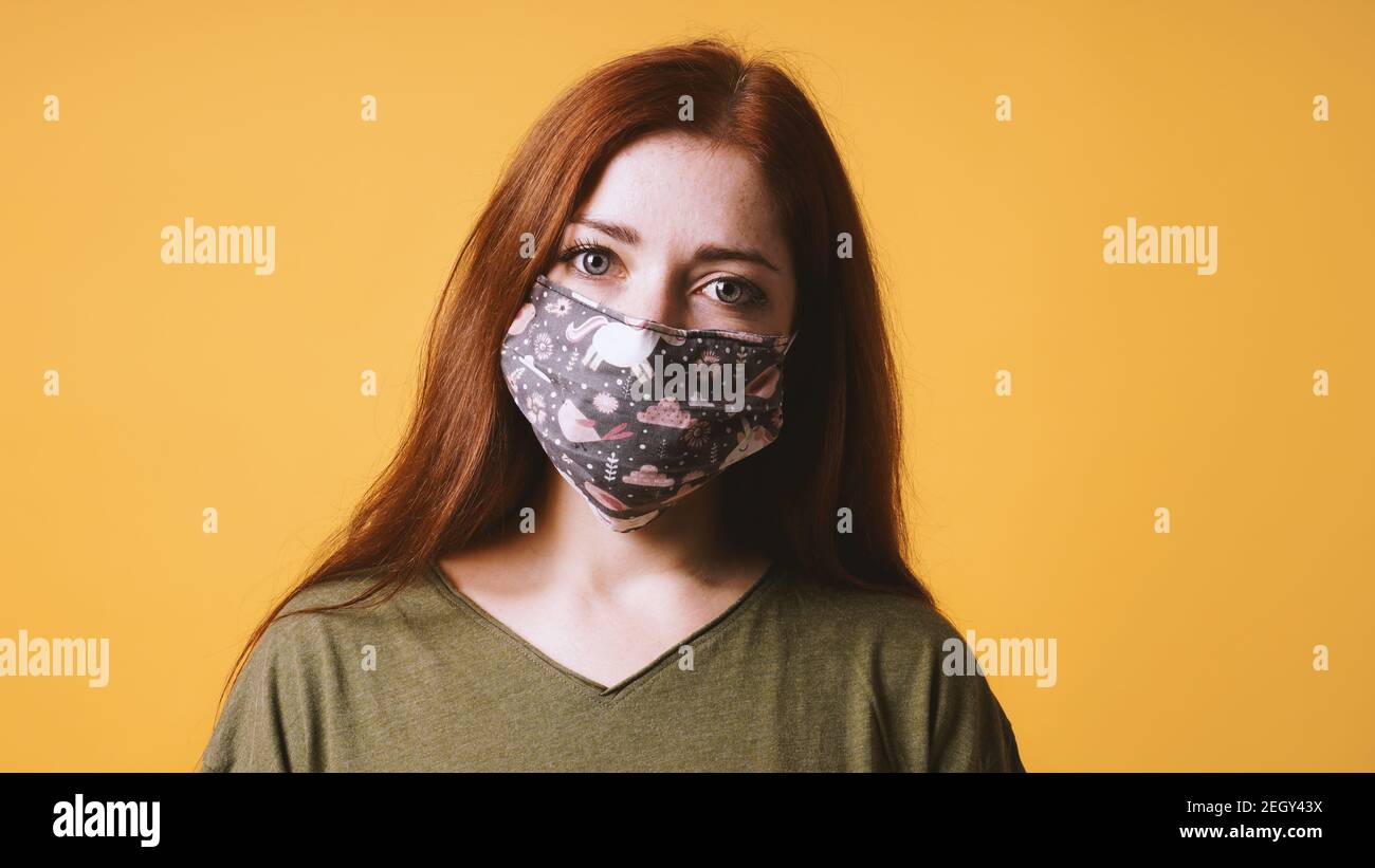 Junge Frau trägt selbstgemachte jeden Tag Stoff Gesichtsmaske oder Gemeinschaft Maske - covid-19 Coronavirus pandemisches Hygienekonzept Stockfoto