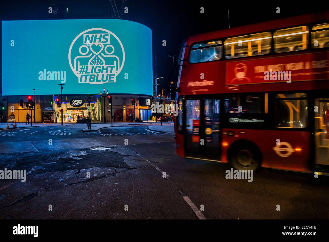 London, Großbritannien. Februar 2021, 18th. Londoner Gebäude, einschließlich der Piccadilly Lights, Piccadilly Circus, #LightItBlue für den NHS als Geste des Dankes an den NHS, Freiwillige und alle an der Covid-19 Gesundheitsfront. Die Kampagne #LightItBlue wurde von der gemeinnützigen Organisation MAKEITBLUE CIC für psychische Gesundheit organisiert, die im vergangenen Jahr von Mitgliedern der Live-Events- und Unterhaltungsindustrie gegründet wurde. London befindet sich im nationalen Lockdown 3 und der Druck auf die Betten im NHS bleibt hoch. Kredit: Guy Bell/Alamy Live Nachrichten Stockfoto