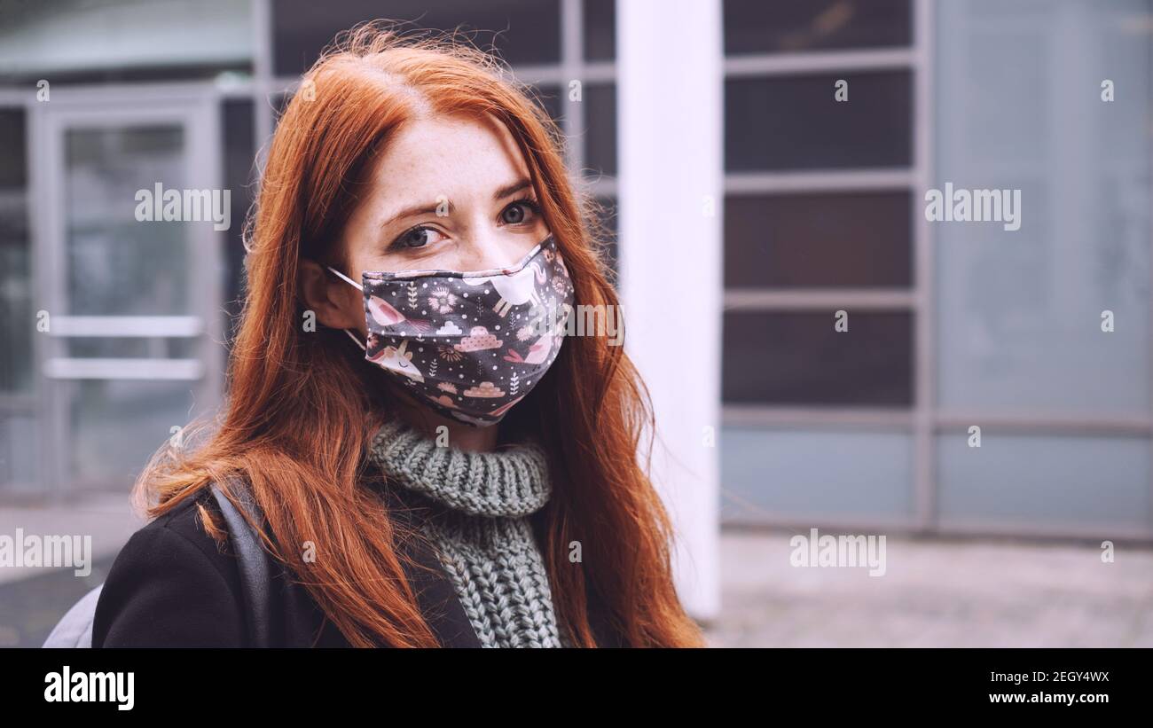 Junge Frau trägt hausgemachte jeden Tag Stoff Gesichtsmaske im Freien in Stadt - neues Konzept für eine normale Coronavirus-Pandemie des Covid-19 - Echte Menschen Lebensstil im Winter Stockfoto