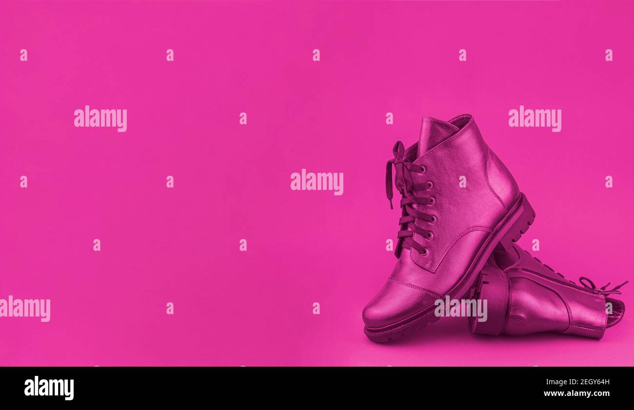 Pinke Schuhe auf rosa Hintergrund. Lederschuh-Banner. Stylischer Stiefel. Stiefel. Winter- und Frühlingsstiefel in der Nebensaison. Stylischer Stiefel isoliert. Nahaufnahme. Schnürsenkel, Stockfoto