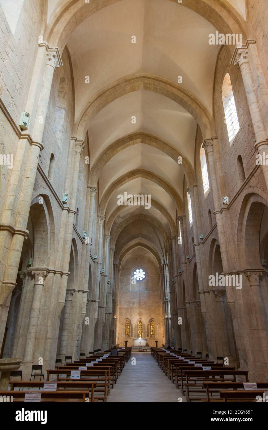 Der Innenraum der Abtei von Fossanova, Latina, Latium, Italien. Kloster gotische zisterzienser. Stockfoto