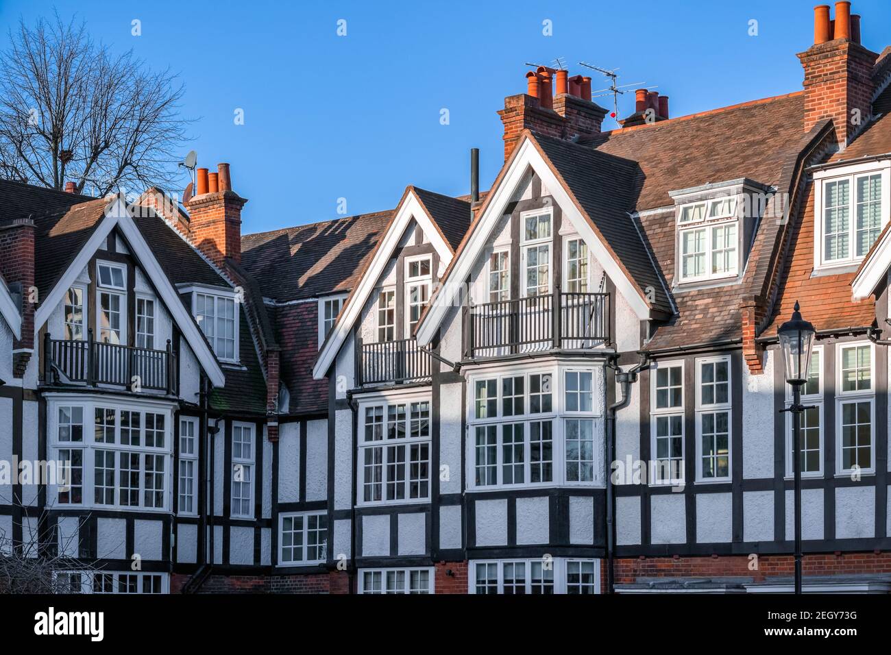Außenansicht der Häuser im Tudor-Revival-Stil am Queen's Elm Square Rund um Chelsea in London Stockfoto