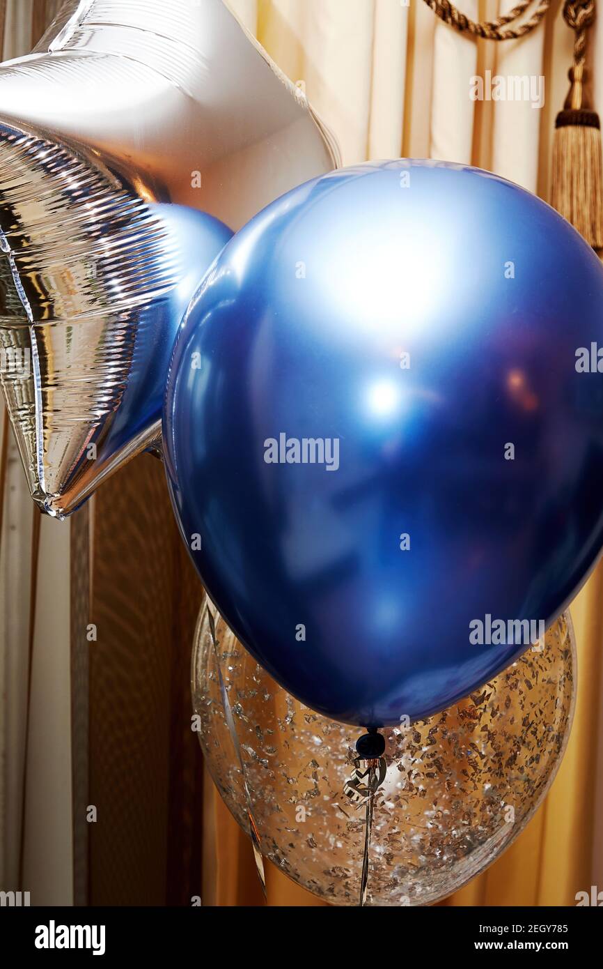 Drei bunte Heliumballons fliegen im Raum bereit für eine Geburtstagsüberraschung. Feier Symbole und Hintergründe Stockfoto