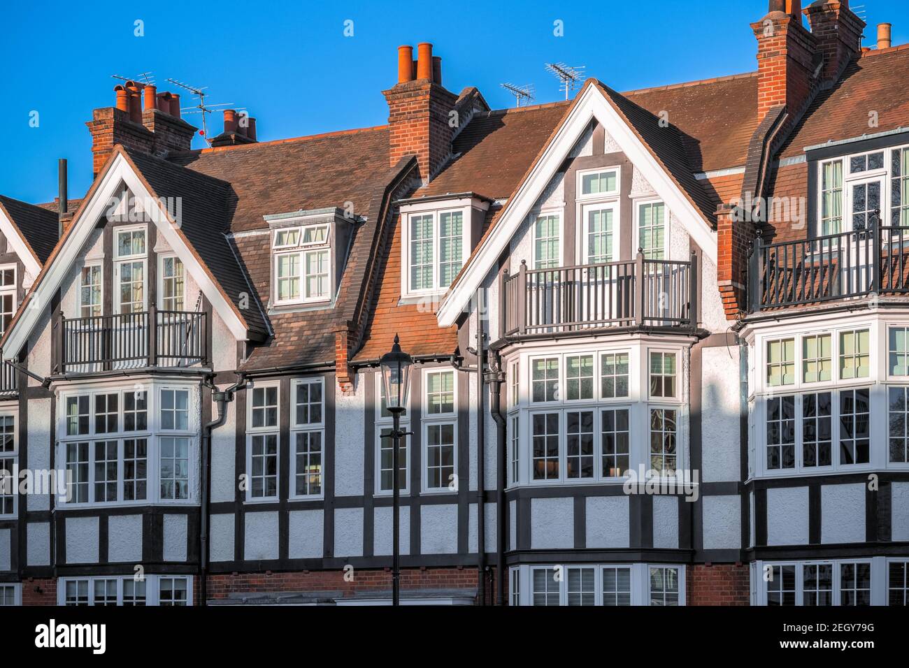 Außenansicht der Häuser im Tudor-Revival-Stil am Queen's Elm Square Rund um Chelsea in London Stockfoto
