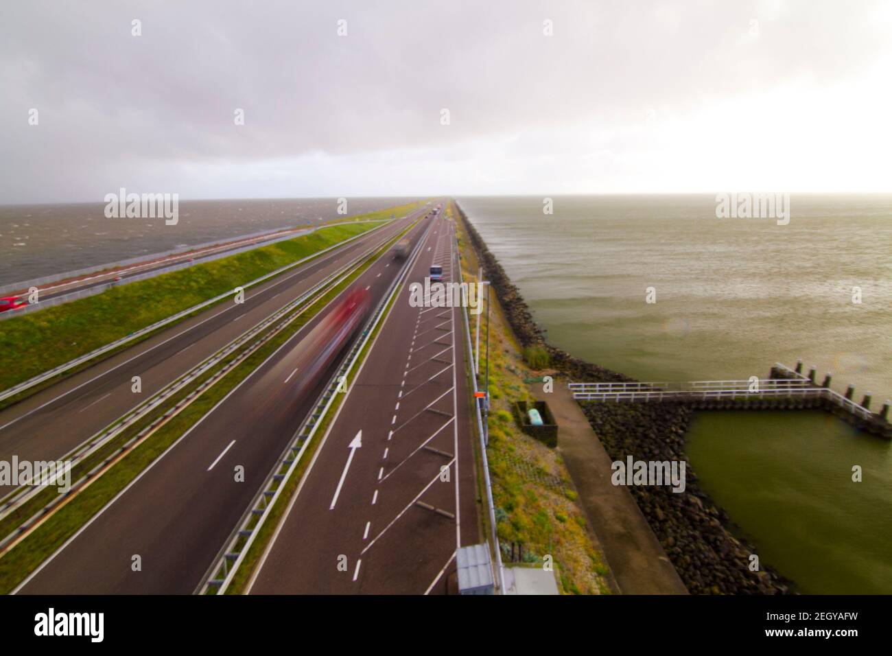 Autobahn A7 auf Afsluitdijk, einem Damm, der die Nordsee vom Ijsselmeer trennt. Blick von der Brücke auf Breezanddijk, eine künstliche Insel geschaffen von Stockfoto