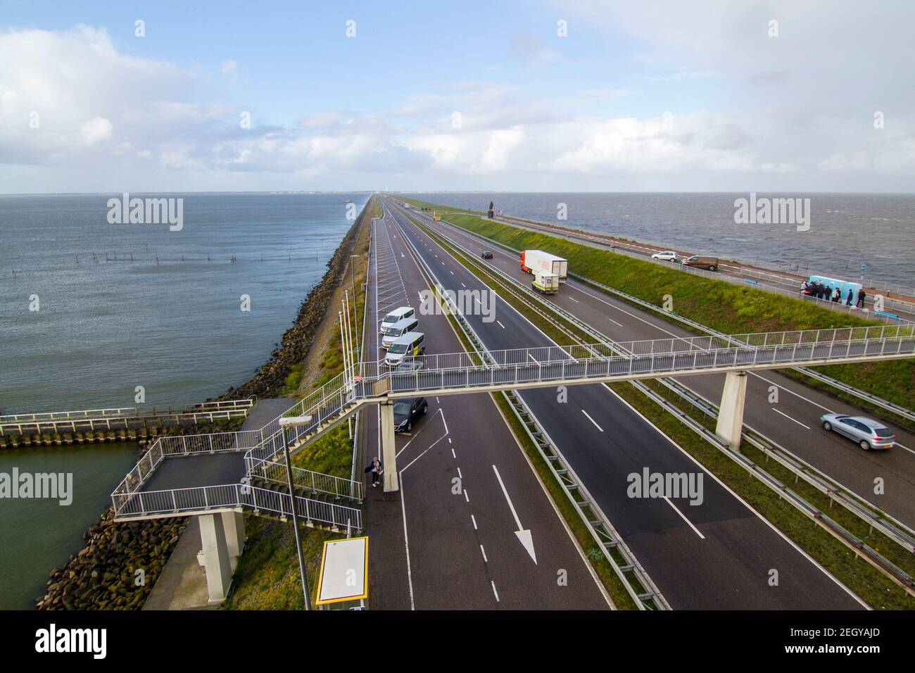 Autobahn A7 auf Afsluitdijk, einem Damm, der die Nordsee vom Ijsselmeer trennt. Blick von der Brücke auf Breezanddijk, eine künstliche Insel geschaffen von Stockfoto