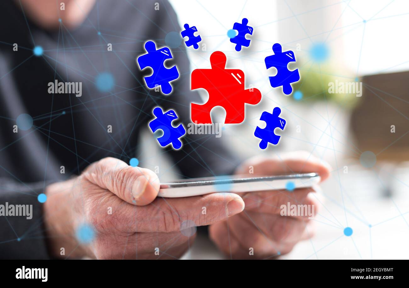 Hände des Mannes hält ein Smartphone mit Teamwork-Konzept Stockfoto