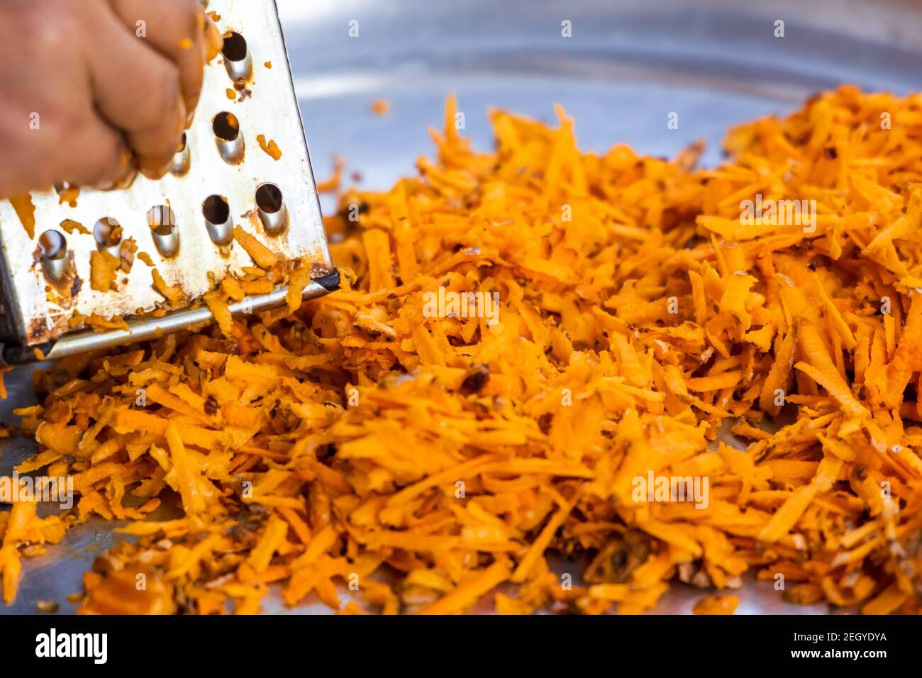 Mit Reibe oder Aktenvernichter Kurkuma Wurzeln in feine Stücke für medizinische und Lebensmittelzwecke geschnitten. Stockfoto