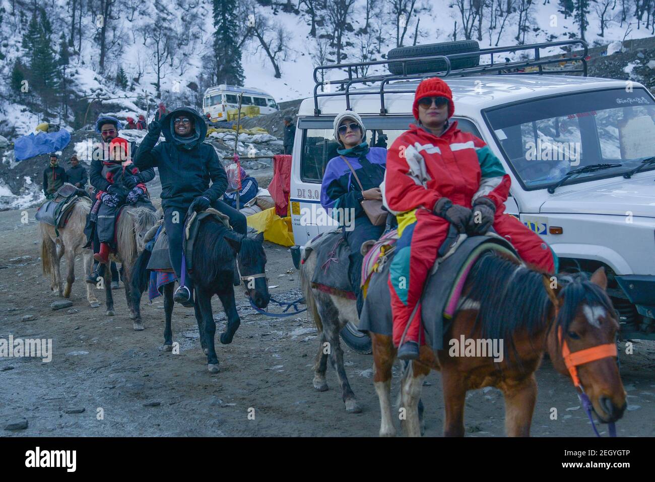 Manali, Indien. Februar 2021, 17th. Touristen während des Besuchs im Solang Valley in Manali Himachal Pradesh. (Foto: Shaukat Ahmed/Pacific Press) Quelle: Pacific Press Media Production Corp./Alamy Live News Stockfoto