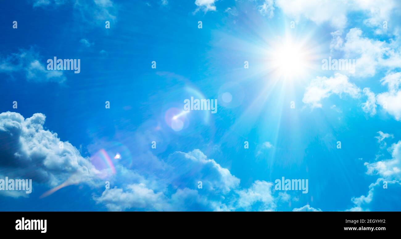 Abstraktes Wetterkonzept - Sonne Im Serene Himmel Mit Flare Effekt Stockfoto