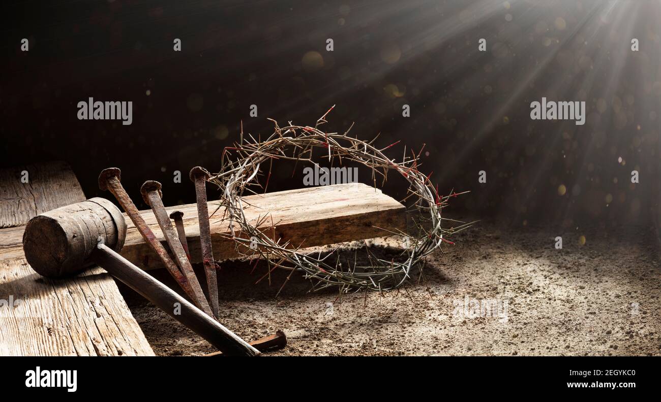 Passion Of Jesus - Holzkreuz Mit Dornenkrone Hammer Und Blutige Spikes Stockfoto