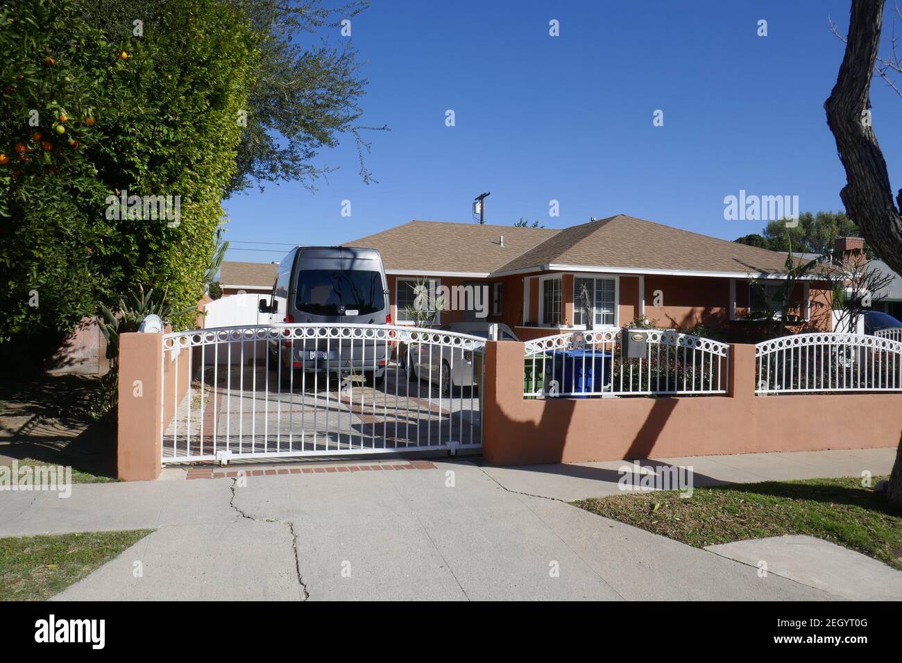 Mission Hills, California, USA 18th February 2021 EINE allgemeine Sicht der Atmosphäre von Moses 'Bud' Stiltz Home, wo er erschossen Schauspieler Carl 'Alfalfa' Schweitzer von Little Rascals Our Gang Fame, über eine Meinungsverschiedenheit über $50 auf 10400 Columbus Avenue am 21. Januar 1959 in Mission Hills, Kalifornien, USA. Foto von Barry King/Alamy Stockfoto Stockfoto