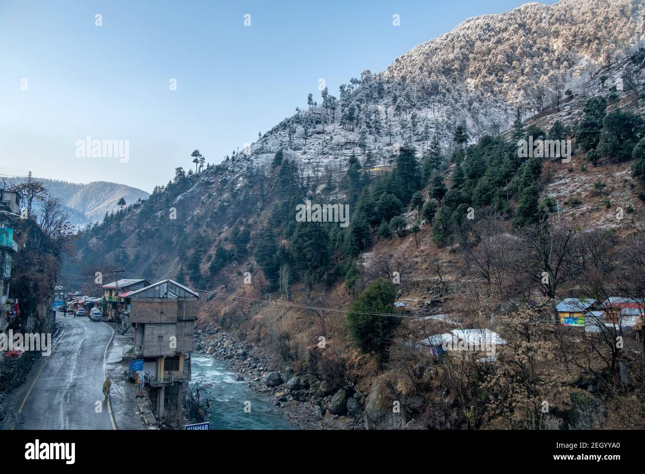 Blick auf die Berge von Mahandri Dorf mit Kunhar Fluss, Kaghan Tal Stockfoto