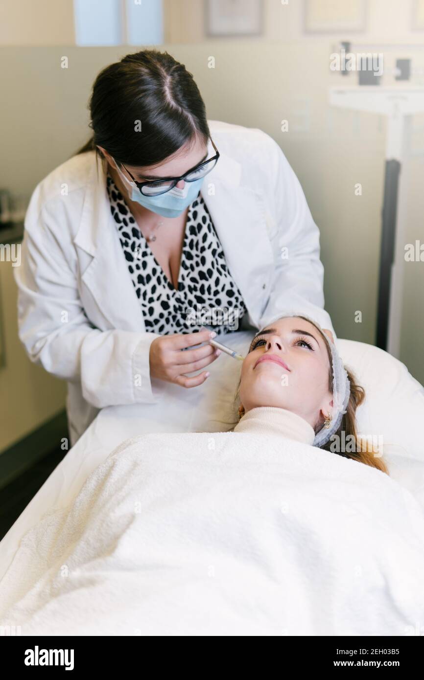 Frau bekommt eine Massage und entspannende Behandlung in einer privaten Schönheitsklinik. Stockfoto