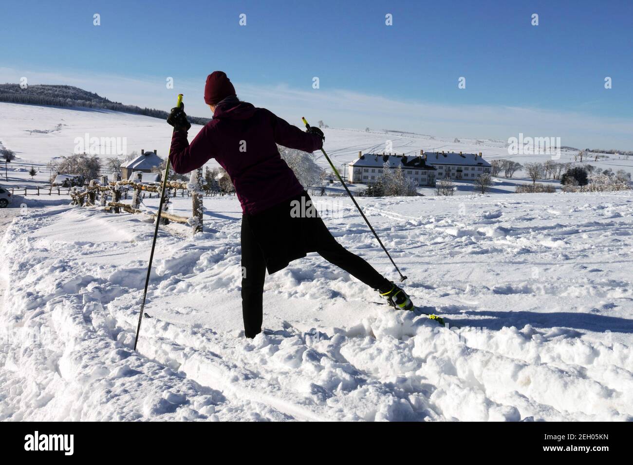 Schneeszene Landschaft mit Skifahrerin in der Schneelage Tschechische Republik Frau auf dem Land Wandern Winterwanderstöcke Frauen Stockfoto