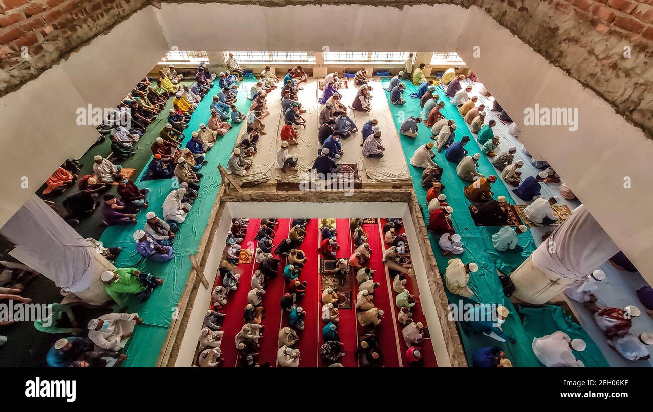 Barishal, Barishal, Bangladesch. Februar 2021, 19th. Trotz der kritischen Lage der Covid-19 Pandemie in Bangladesch versammeln sich die Menschen in einer großen Anzahl in der Moschee ohne soziale Distanzierung, um ihr Jummah-Gebet in der Stadt Barishal in Bangladesch zu sagen. Quelle: Mustasinur Rahman Alvi/ZUMA Wire/Alamy Live News Stockfoto