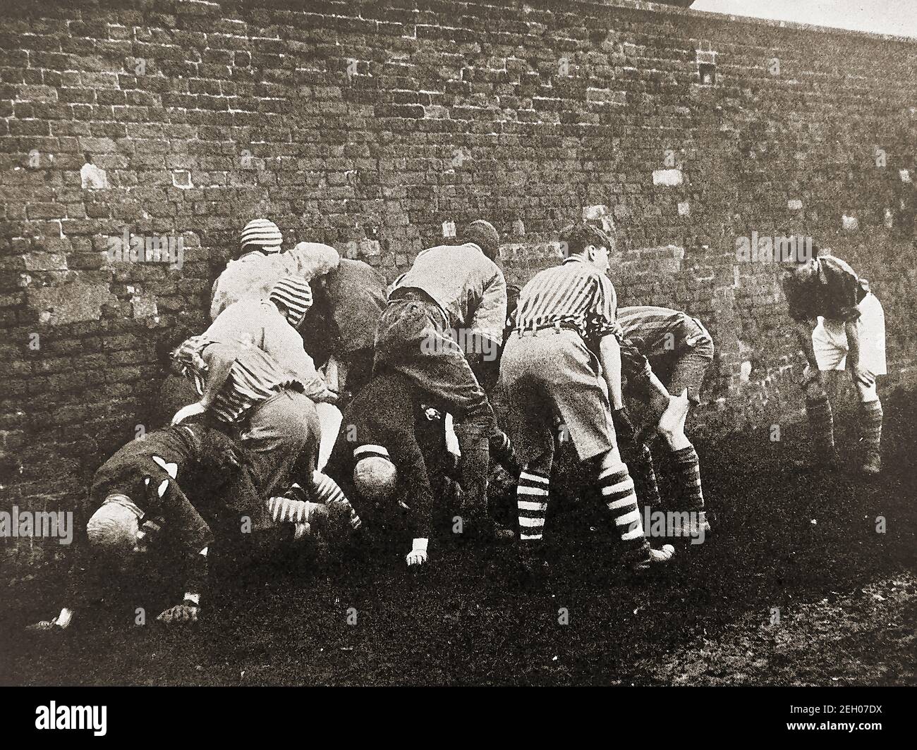 ETON UNIVERSARY, ENGLAND - ein frühes gedrucktes Foto, das einen 'Bully' (Scrummage) zeigt, der während des jährlichen Eton Wall Spiels am St. Andrew's Day 1948 stattfindet. Das Eton Wall Spiel entstand und wird immer noch am Eton College gespielt, auf einem Streifen Boden 5 X 110 Meter als Furche bekannt und gegen eine leicht gebogene Ziegelmauer, die im Jahr 1717 gebaut wurde Stockfoto