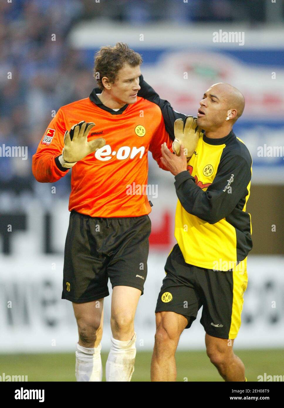 Gelsenkirchen, Deutschland. 22nd Feb, 2003. firo Fußball Bundesliga 02/21/2003 FC Schalke 04 - Borussia Dortmund 2-2 Ausfahrt. Jens Lehmann kann nicht glauben, dass er den Platz verlassen muss Dede tröstet ihn Dickmannstrasse 2-4 45143 Essen firophoto@aol.com (Volksbank Bochum-Witten) BLZ .: 430 601 29 Kt.Nr .: 341 117 100 Tel.: 0201 629355 Fax: 0201 629374 Quelle: dpa/Alamy Live News Stockfoto